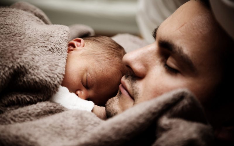 baby_and_dad_sleeping_199490